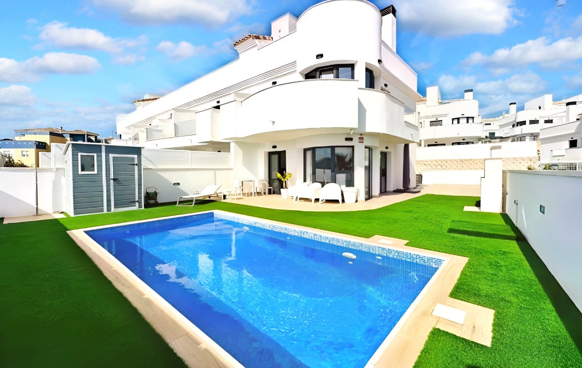 Impressive Semi-detached 2-bed Villa in Finestrat